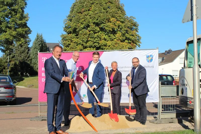 Spatenstich für die zweite Stufe des Breitbandausbaus im Landkreis Limburg-Weilburg (von links): Landrat Manfred Michel, Landkreis-Breitbandkoordinator Martin Rudersdorf, Telekom-Projektleiter Lukas Meudt, Schulleiterin Stefanie Völlmecke- Selbach und Pietro Pitruzzella vom Beratungsbüro ateneKom. (Foto:Landkreis Limburg-Weilburg)